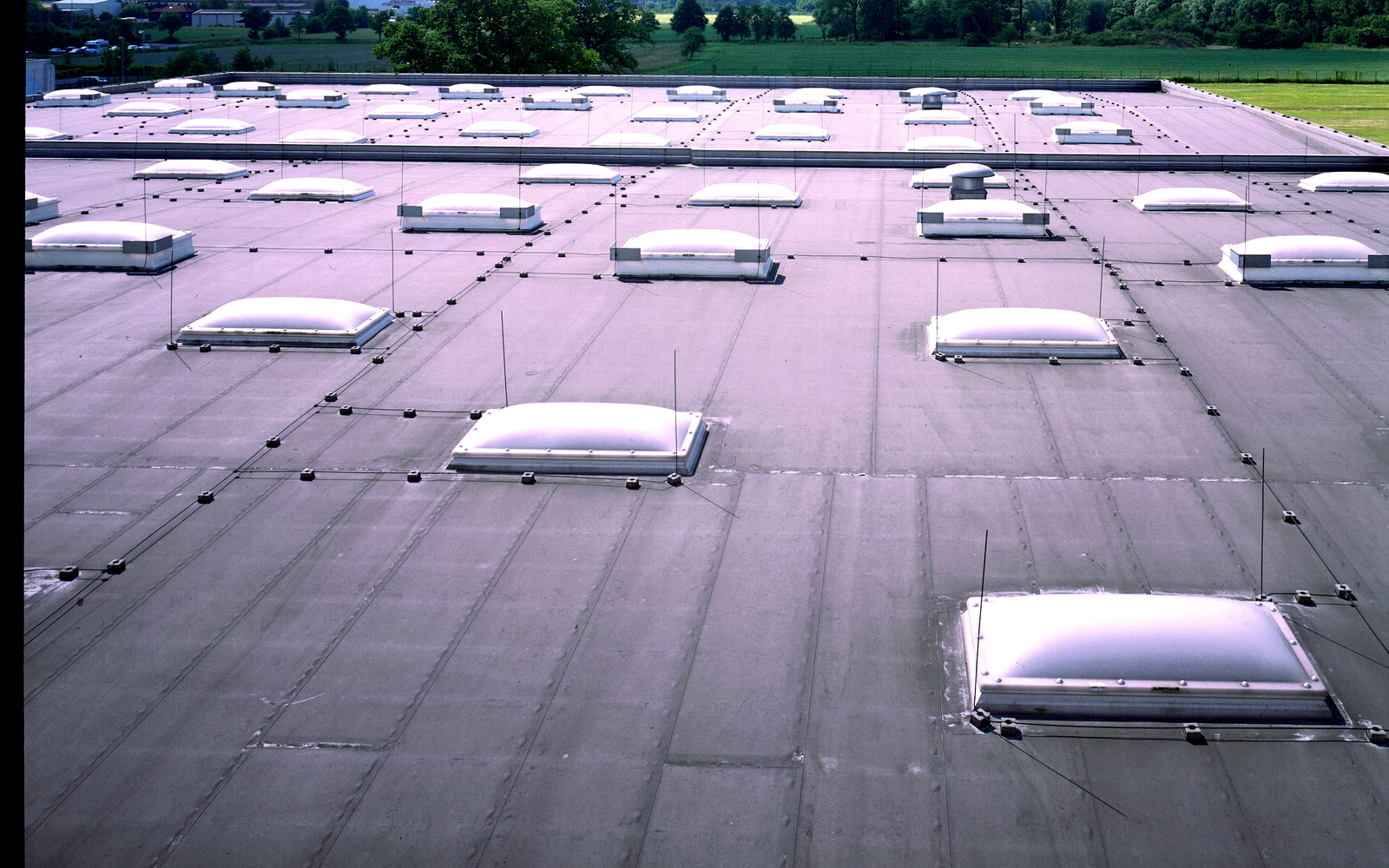 Sanierte Flachdachfläche mit sauber ausgeführten Abdichtungsdetails